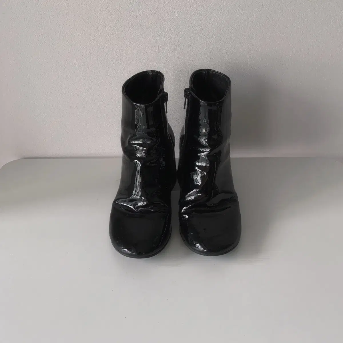 ブラックエナメルアンクルブーツ 230 mm6 マルジェラブラックエナメルアンクルブーツ